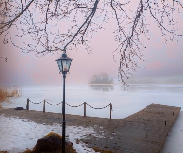 Exempel på fototavla med dimma rosa himmeln lykta, soluppgång vid Vällensjön